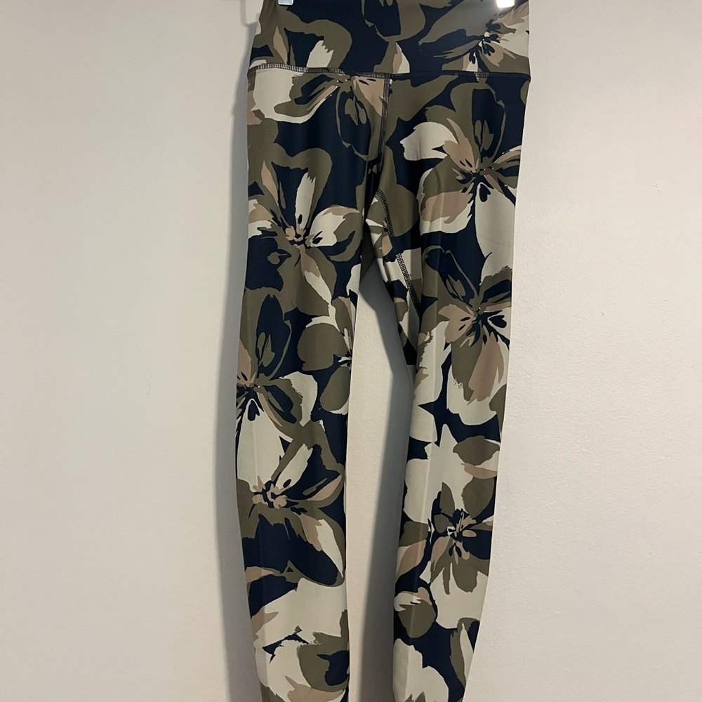 Old Navy Women’s high waisted powersoft 7/8 leggings. Navy/Olive/Cream